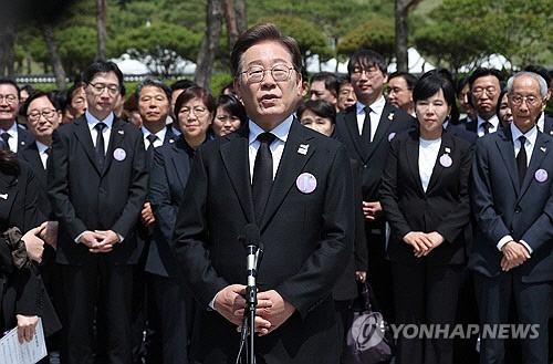 더불어민주당 이재명 대선후보가 18일 광주광역시 북구 국립 5·18민주묘지에서 열린 5·18민주화운동 45주년 기념식에 참석한 뒤 취재진과 만나 인터뷰 하고 있다. [공동 취재·연합뉴스]